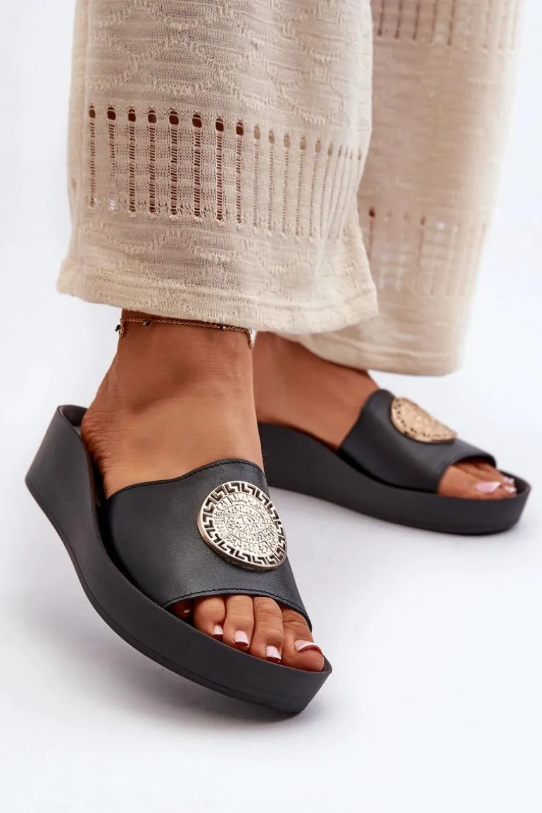 Zazoo 2920 Skórzane Klapki Damskie Na Koturnie Ze Złotym Detalem Czarne