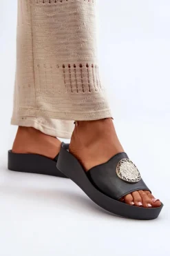 Zazoo 2920 Skórzane Klapki Damskie Na Koturnie Ze Złotym Detalem Czarne