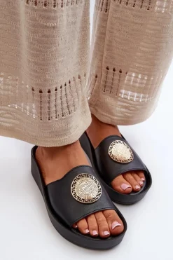 Zazoo 2920 Skórzane Klapki Damskie Na Koturnie Ze Złotym Detalem Czarne