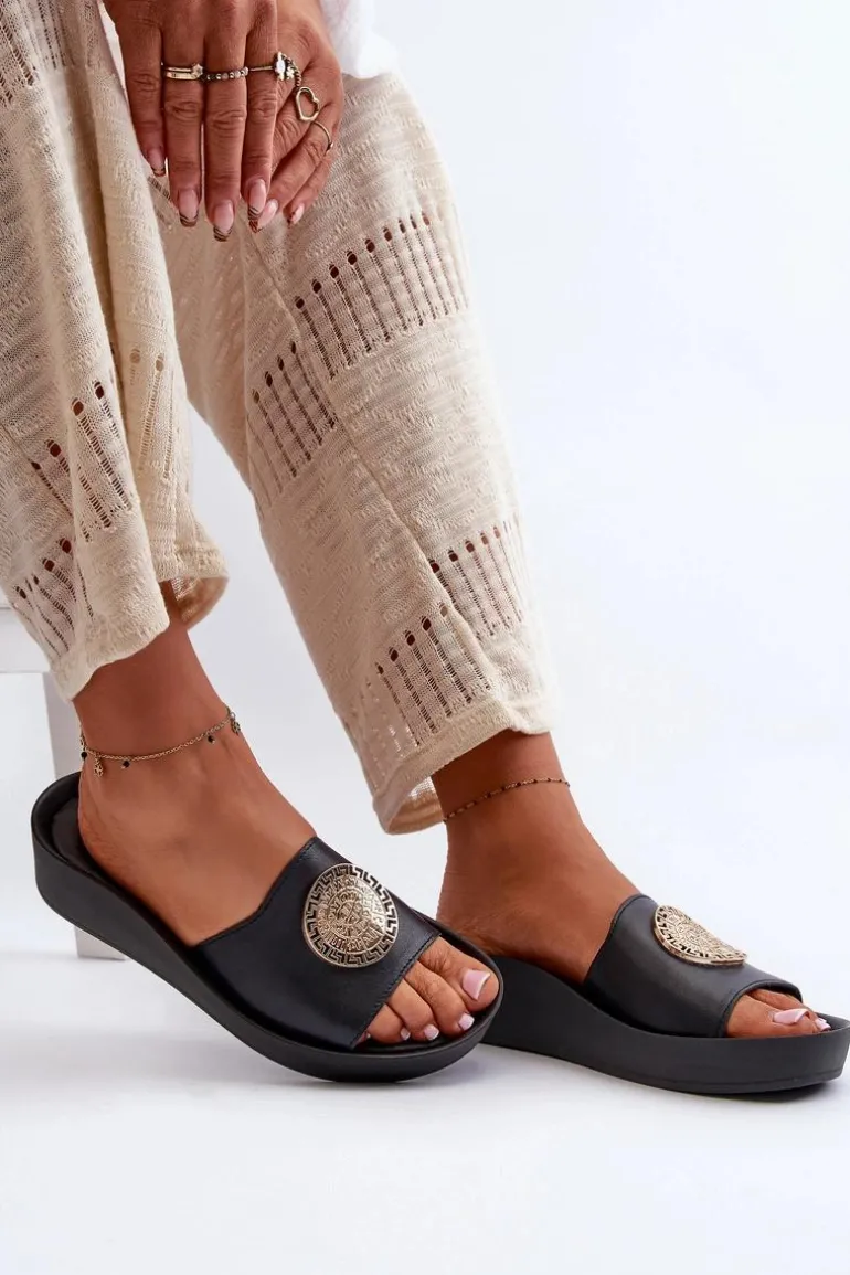 Zazoo 2920 Skórzane Klapki Damskie Na Koturnie Ze Złotym Detalem Czarne