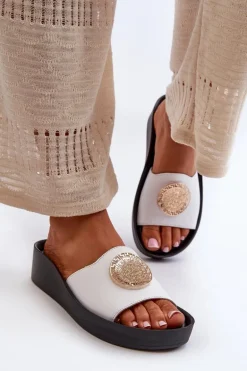 Zazoo 2920 Skórzane Klapki Damskie Na Koturnie Ze Złotym Detalem Białe