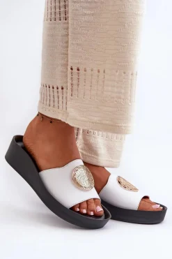 Zazoo 2920 Skórzane Klapki Damskie Na Koturnie Ze Złotym Detalem Białe