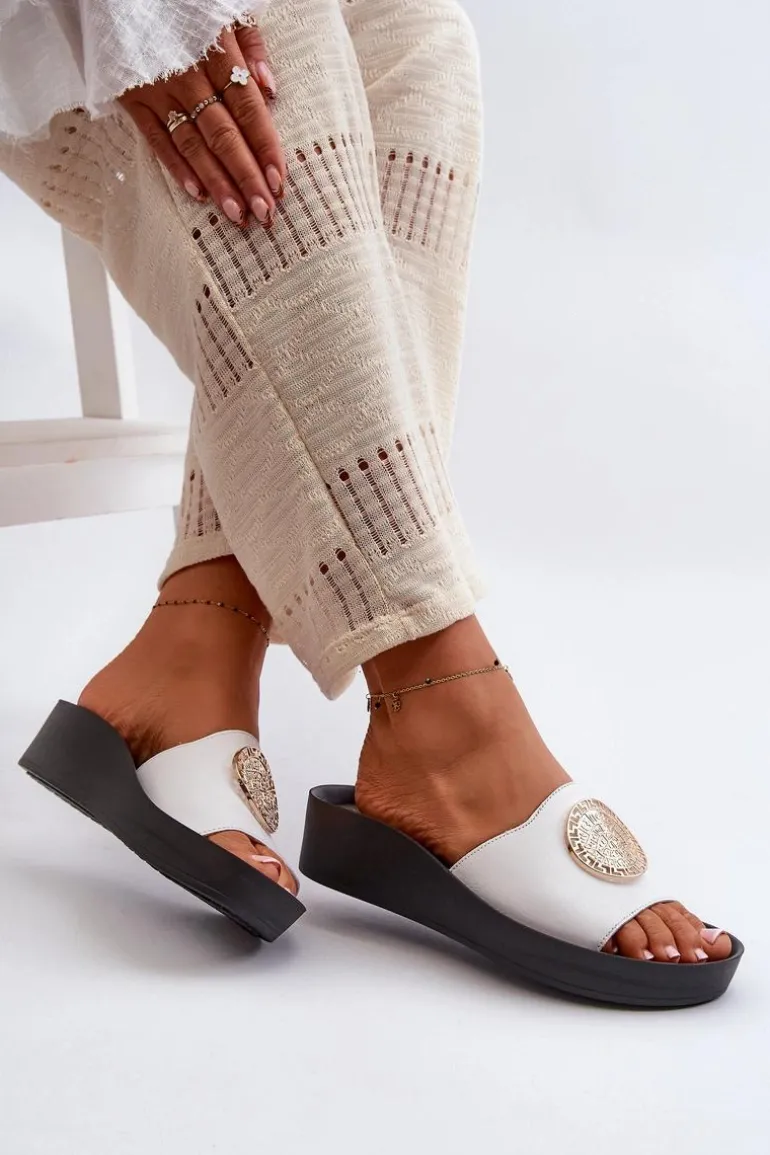 Zazoo 2920 Skórzane Klapki Damskie Na Koturnie Ze Złotym Detalem Białe