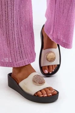 Zazoo 2920 Skórzane Klapki Damskie Na Koturnie Ze Złotym Detalem Złoty Przecierany