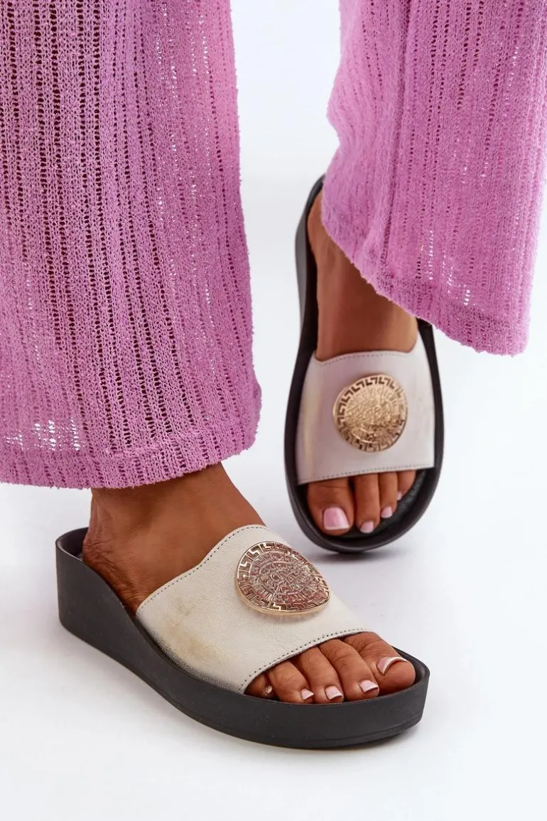 Zazoo 2920 Skórzane Klapki Damskie Na Koturnie Ze Złotym Detalem Złoty Przecierany