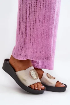 Zazoo 2920 Skórzane Klapki Damskie Na Koturnie Ze Złotym Detalem Złoty Przecierany