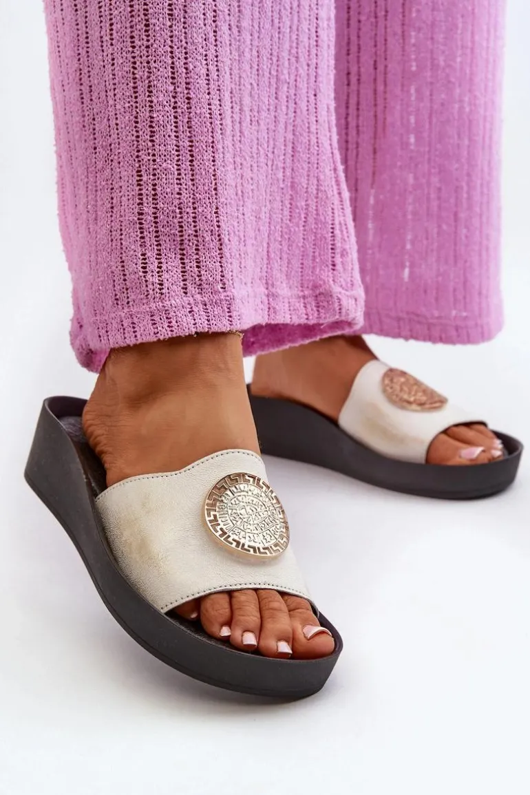 Zazoo 2920 Skórzane Klapki Damskie Na Koturnie Ze Złotym Detalem Złoty Przecierany