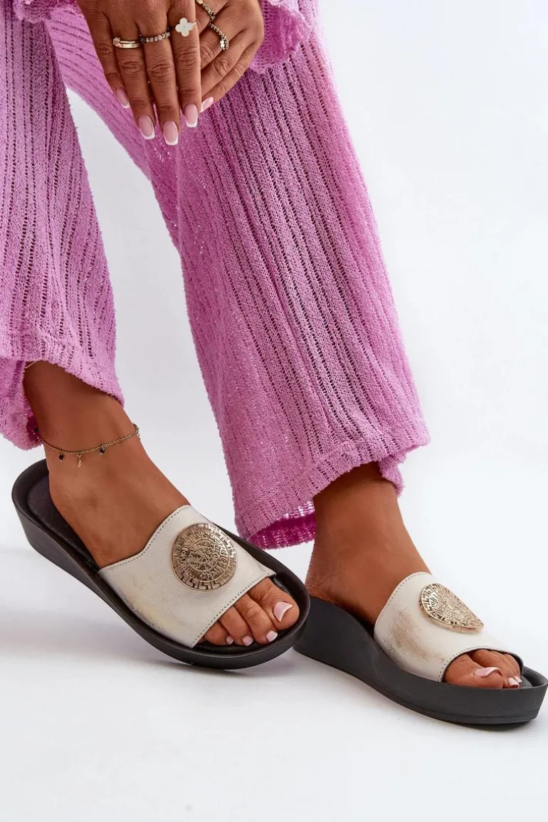 Zazoo 2920 Skórzane Klapki Damskie Na Koturnie Ze Złotym Detalem Złoty Przecierany