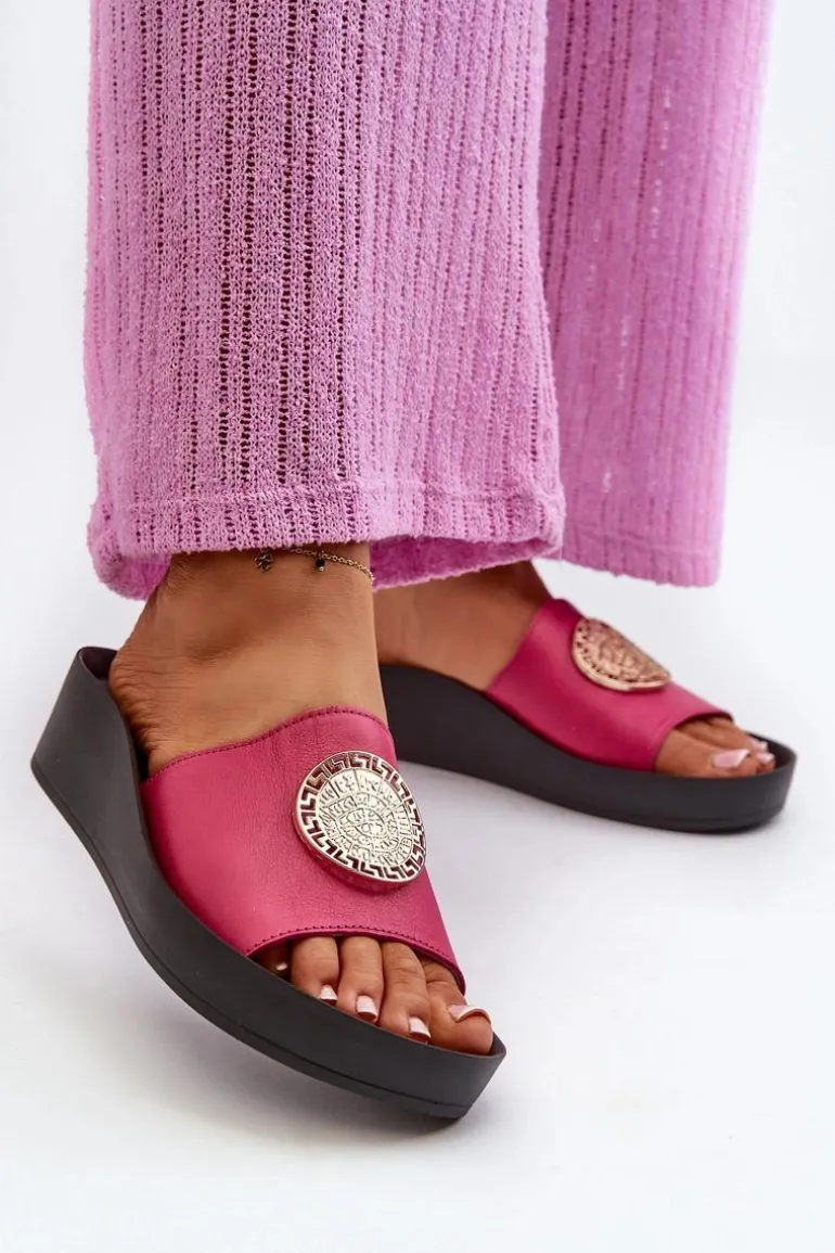 Zazoo 2920 Skórzane Klapki Damskie Na Koturnie Ze Złotym Detalem Fuksja