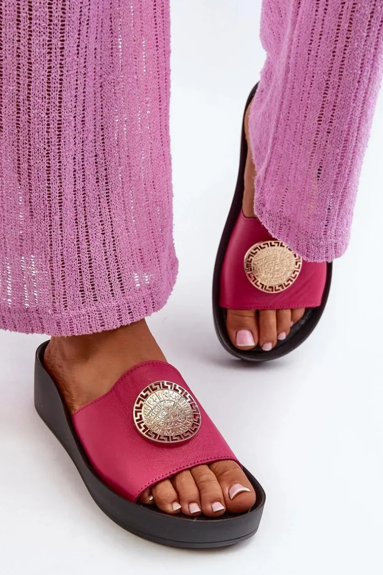 Zazoo 2920 Skórzane Klapki Damskie Na Koturnie Ze Złotym Detalem Fuksja