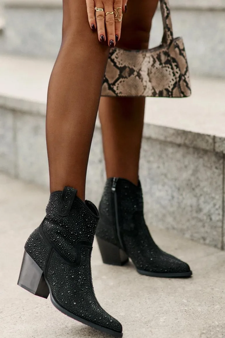 Zdobione Botki Kowbojki Na Obcasie Z Noskami W Szpic S.Barski HY42-121 Czarne