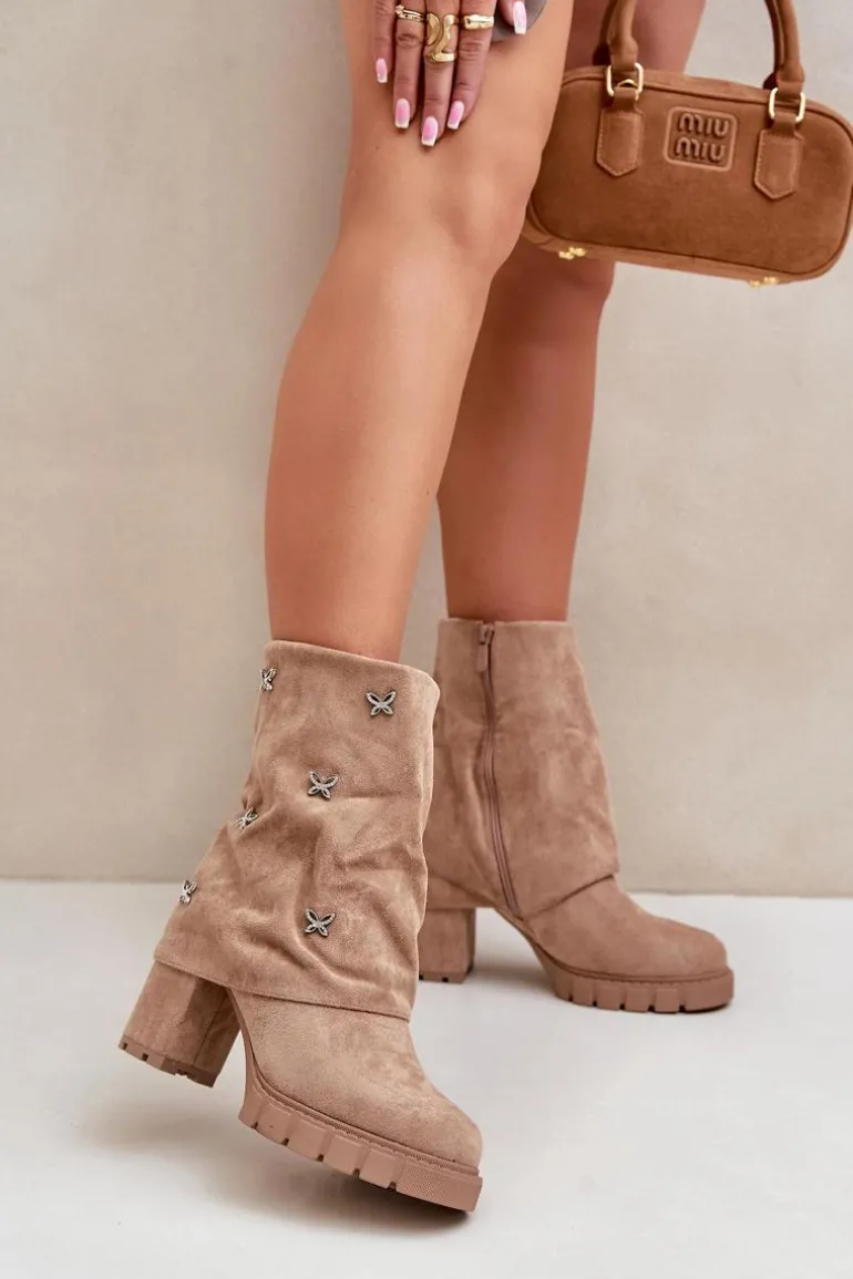 Zdobione Botki Z Wywiniętą Cholewką Na Słupku Beżowe Esadora
