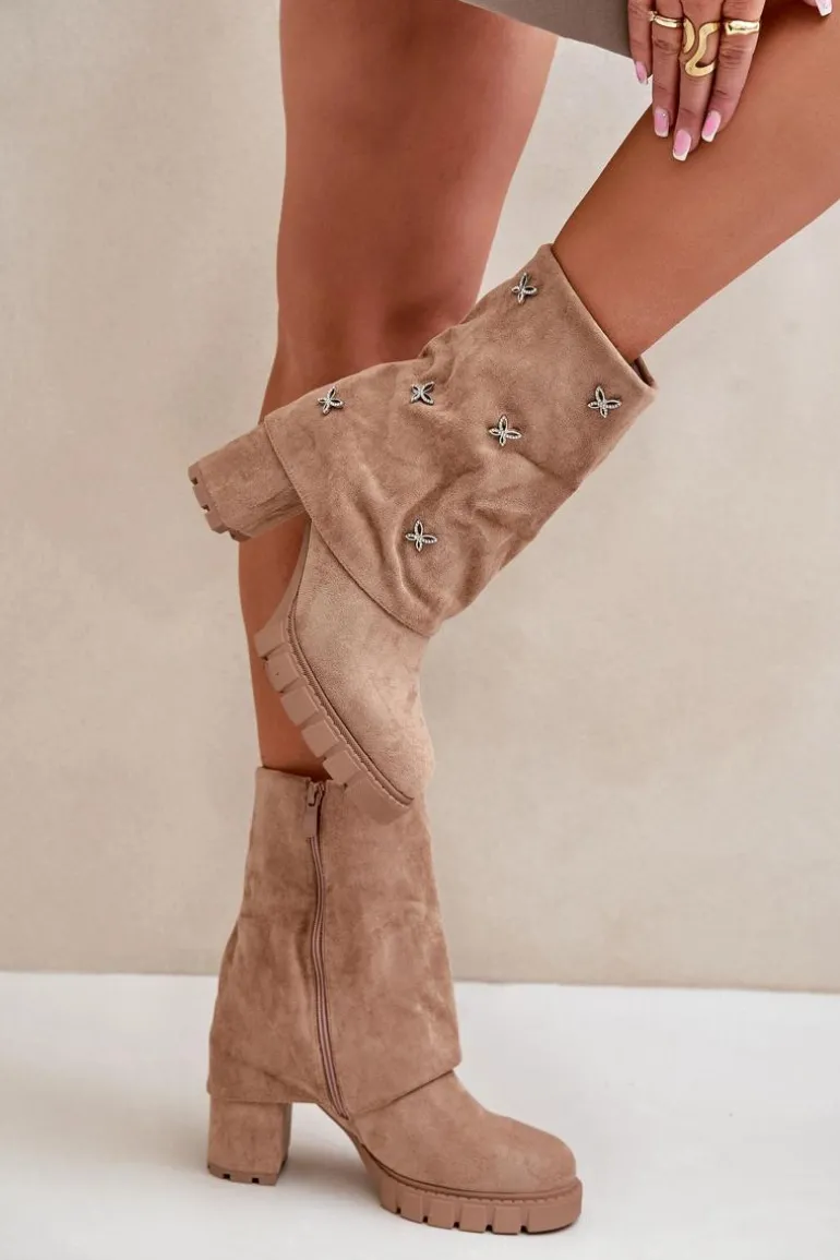 Zdobione Botki Z Wywiniętą Cholewką Na Słupku Beżowe Esadora