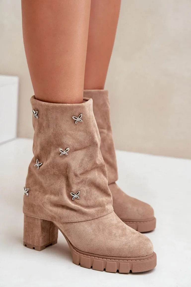 Zdobione Botki Z Wywiniętą Cholewką Na Słupku Beżowe Esadora