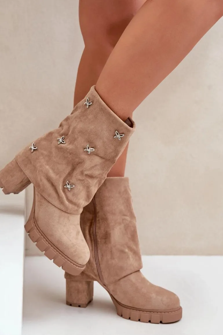 Zdobione Botki Z Wywiniętą Cholewką Na Słupku Beżowe Esadora